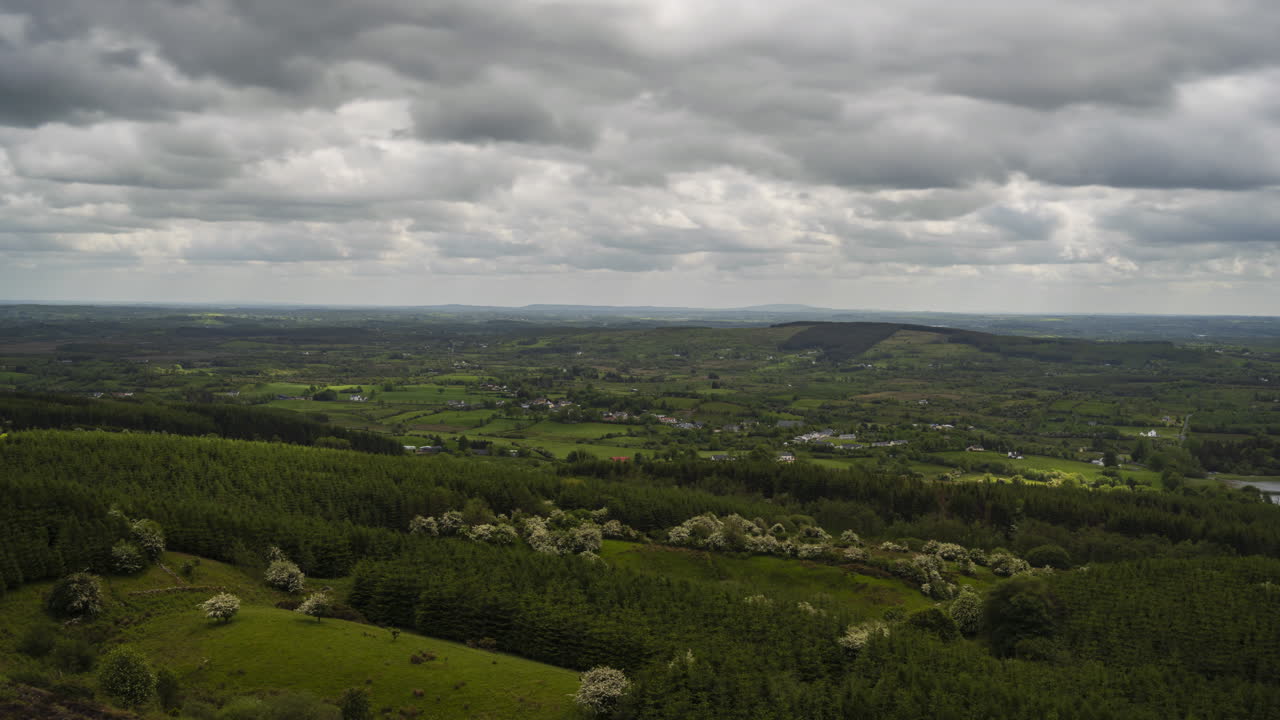 lapso de tiempo del paisaje panorámico de la naturaleza en el día de primavera con nubes en movimiento en la irlanda rural