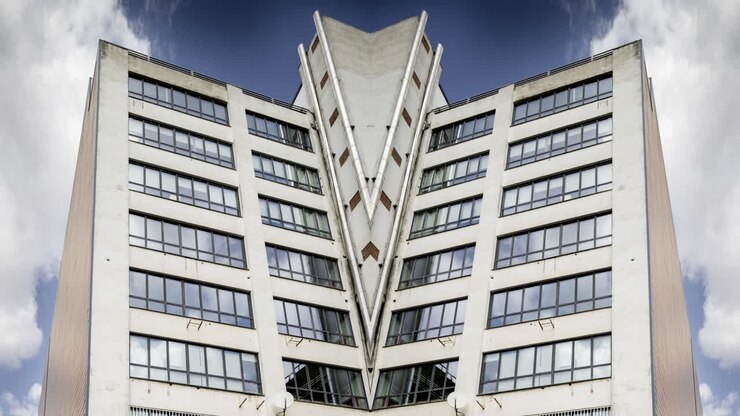 Ancienne usine et complexe industriel avec des nuages passagers transformés en motif abstrait