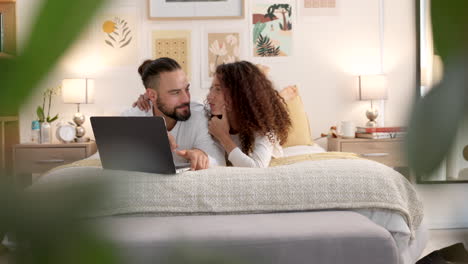 relajarse, portátil y pareja de transmisión en un dormitorio