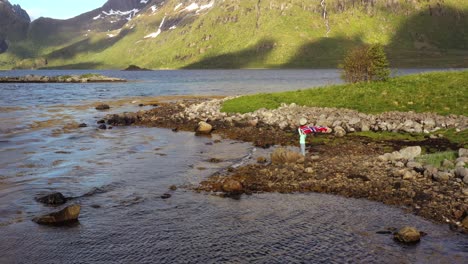 Frau-Mit-Einer-Wehenden-Norwegischen-Flagge-Auf-Dem-Hintergrund-Der-Natur