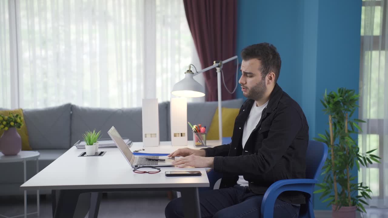 un empresario independiente deprimido con problemas en su vida privada.