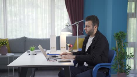 un empresario independiente deprimido con problemas en su vida privada.