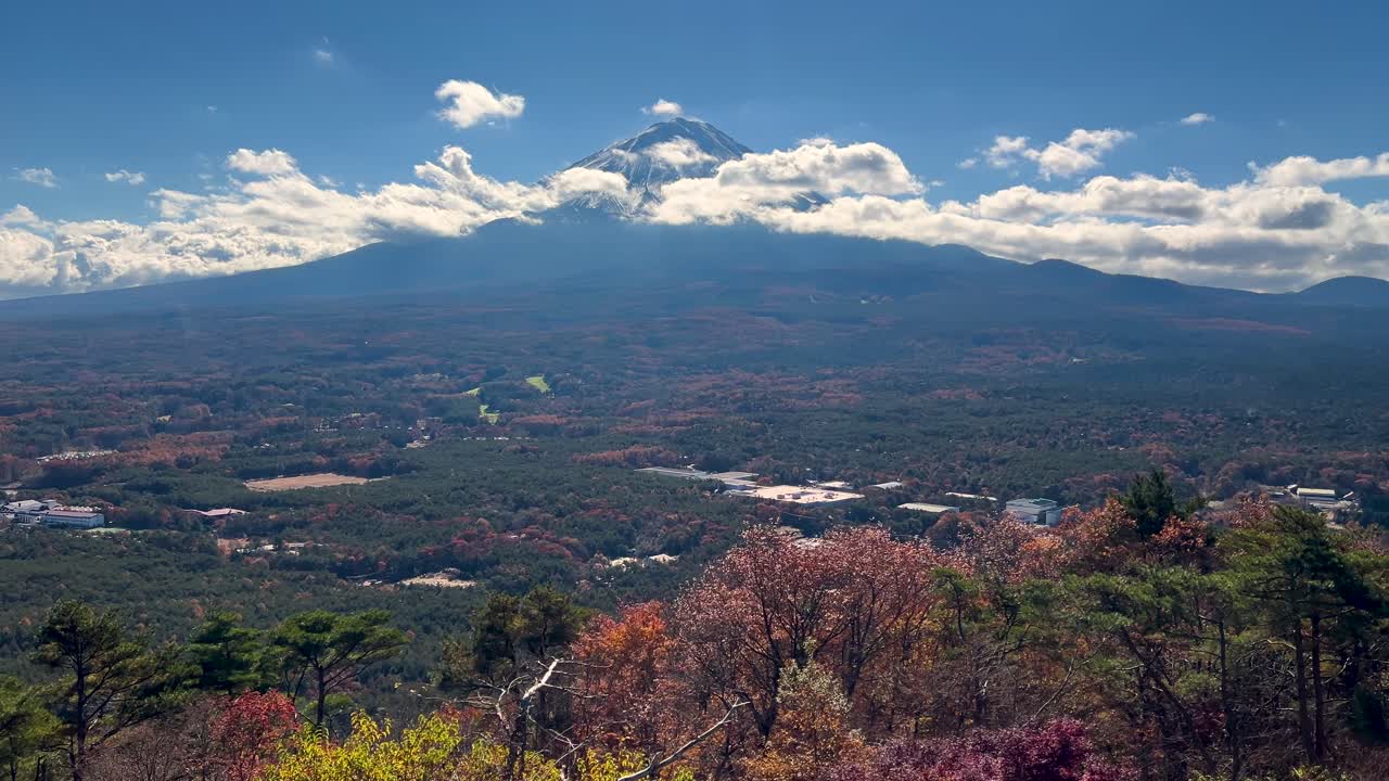 가을에 푸지 산의 아름다운 파노라마 풍경을 빠르게 볼 수 있습니다.