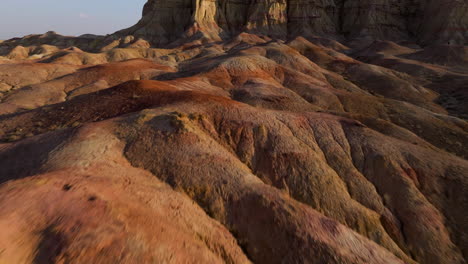 Cañones-Tsagaan-Suvarga-En-Mongolia-Al-Atardecer---Toma-De-Drones