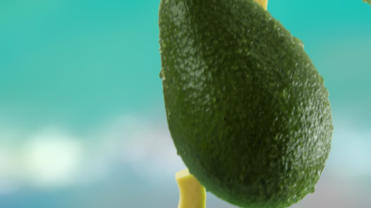 aguacate con rebanadas cayendo en el fondo de la playa