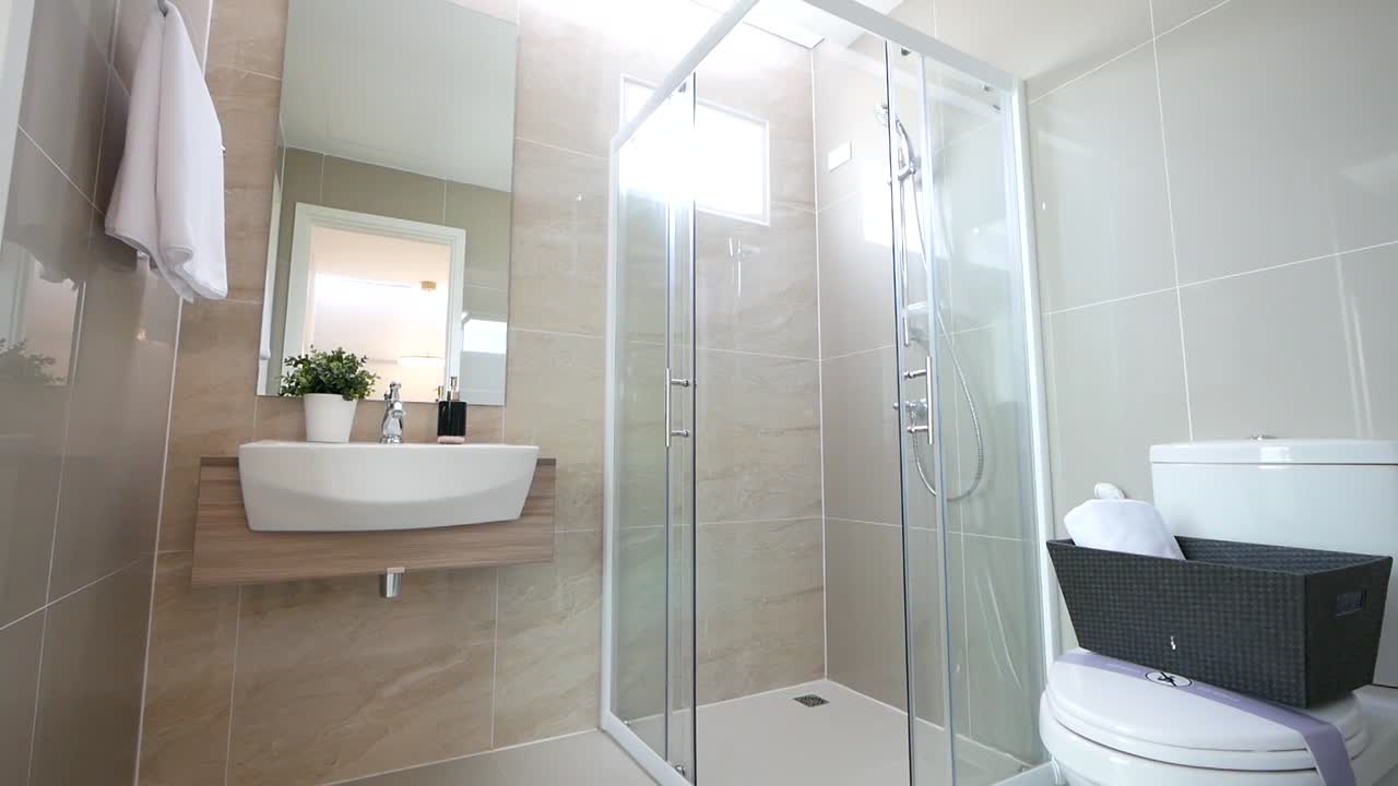 Baño con luz natural y decoración de cabina de ducha