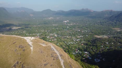 Eine-Stadt,-Eingebettet-Im-Herzen-Majestätischer-Bergketten,-Deren-Gipfel-In-Den-Himmel-Ragen