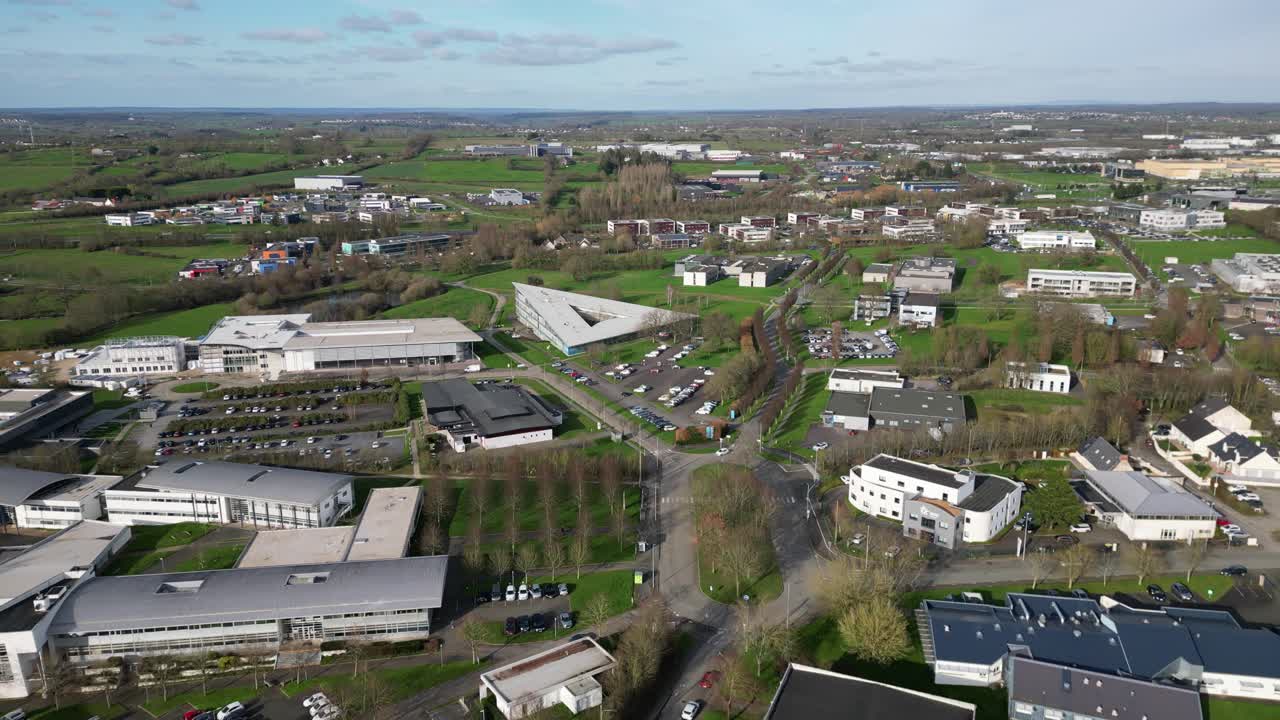 ESIEA Laval, scuola di ingegneria digitale, Francia. Ripresa aerea in avanti
