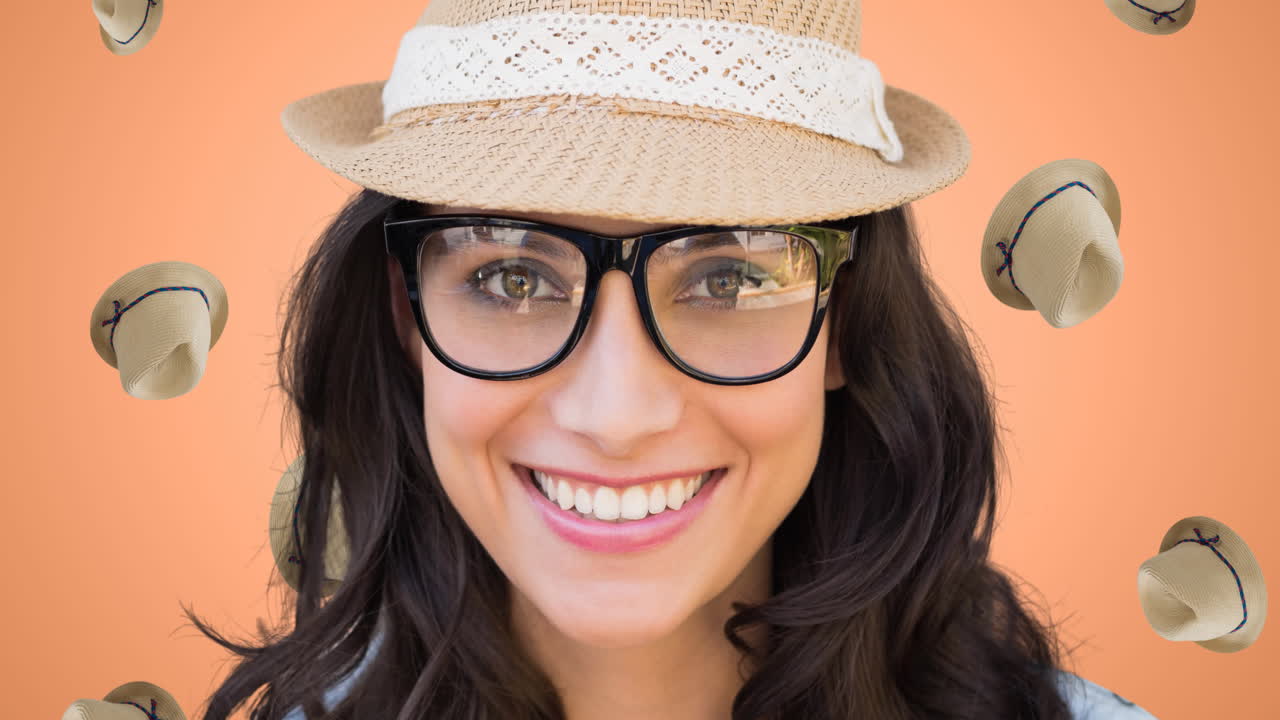 animación de una mujer caucásica sonriente con sombrero sobre sombreros caídos sobre fondo rojo