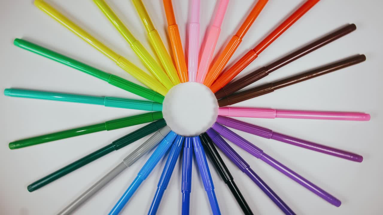 el bolígrafo se sintió en el tocadiscos. el marcador girar girar. girar, crear patrón, hacer el diseño de la forma del círculo. vista superior, colocación plana