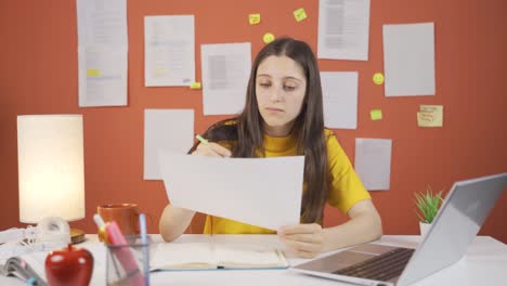 niña estudiando en una computadora portátil.