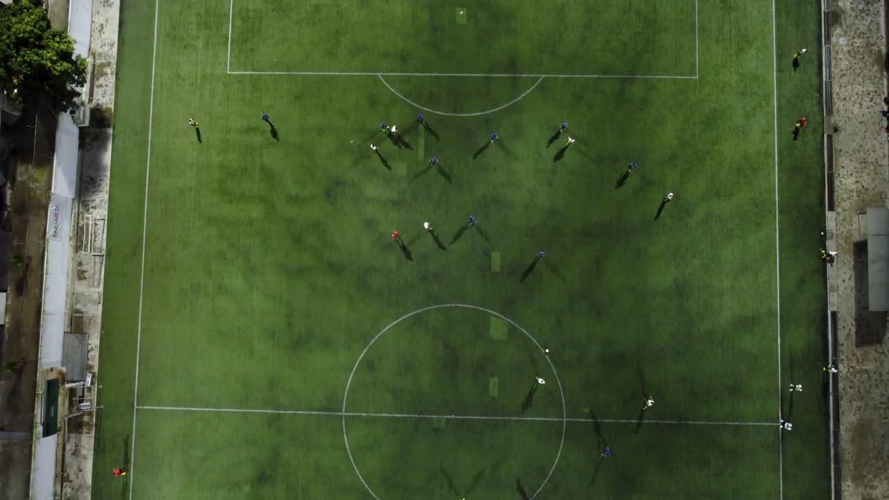 아마추어 축구 선수들은 밤에 친선 경기에서 훈련한다