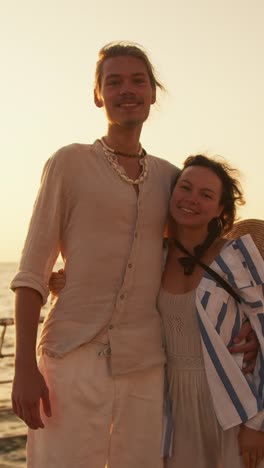 een echtpaar geniet van een zonsondergang op het strand.