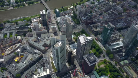 Luftbild:-Atemberaubender-Aufgangsblick-Auf-Frankfurt-Am-Main,-Deutschland-Skyline,-Sonnig-Mit-Bewölkt