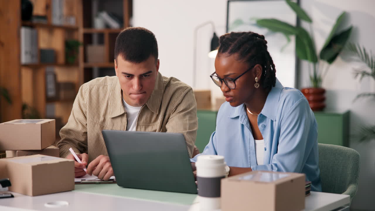 Team aziendale stressato e frustrato che lavora al laptop in ufficio