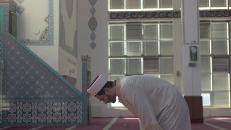 joven adora en la mezquita 1
