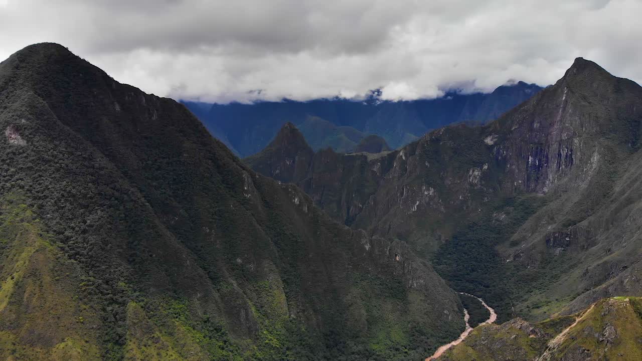 vista aérea del valle sagrado con la ciudadela inca de machu picchu en la distancia, hd