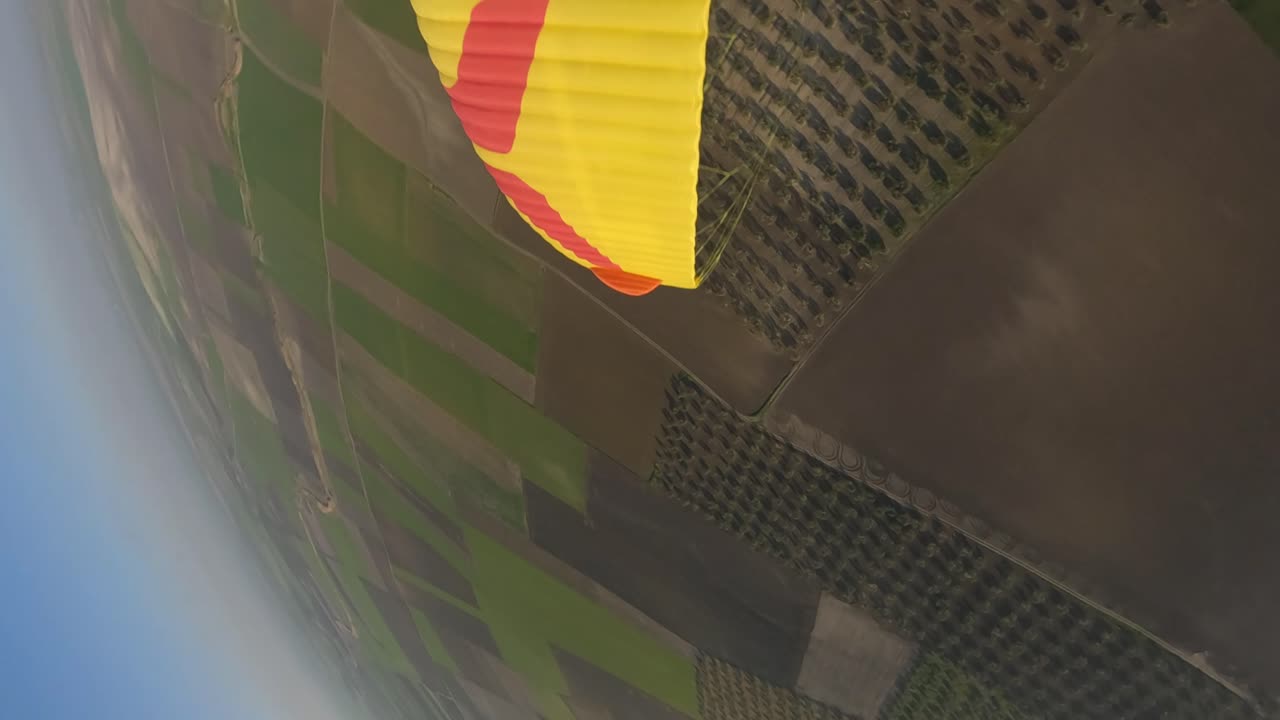 수직 형식: 하늘에서 파라모터 글라이더의 가노피를 날아다니는 안테나