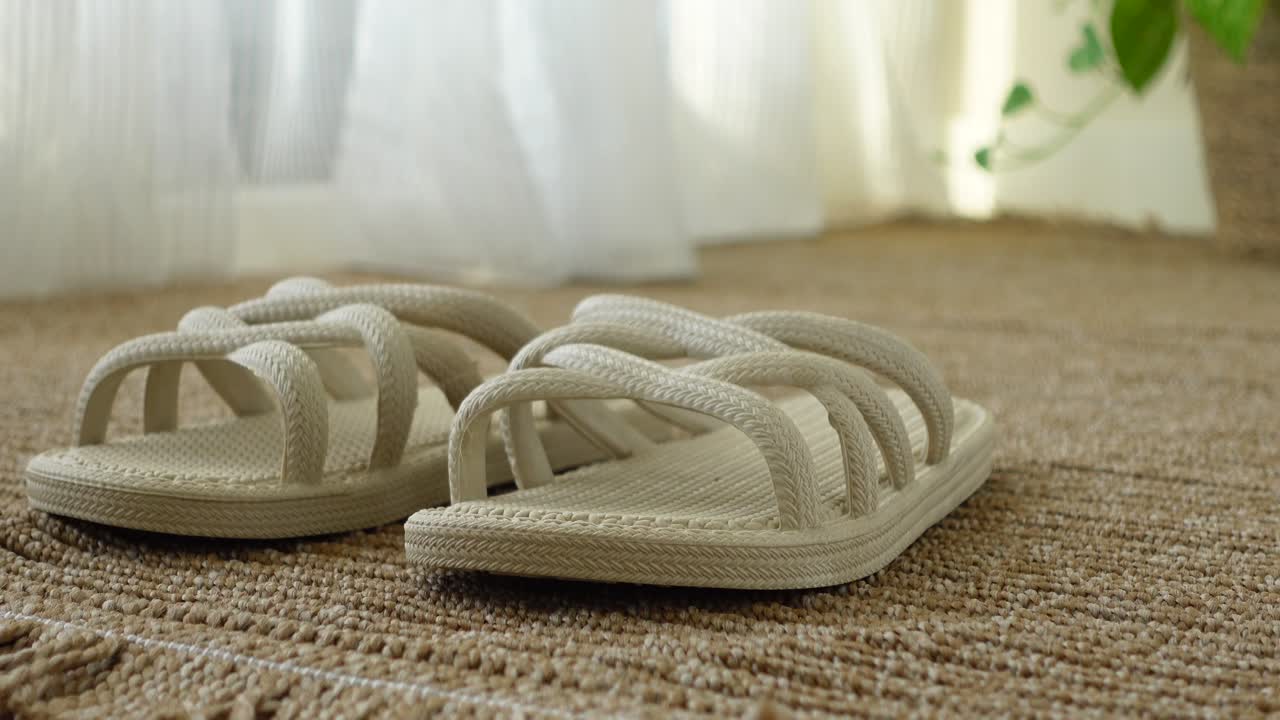 Sandaler på et teppe