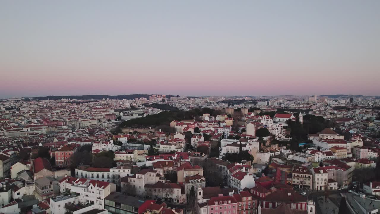 Ripresa drone 4K del Distretto di Alfama a Lisbona. Il distretto di Alfama è un'area turistica situata in posizione centrale a Lisbona.