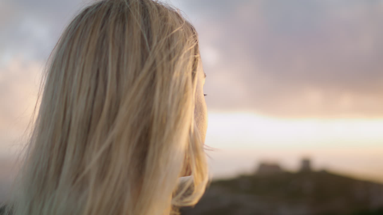 감각적인 여자가 보이는 성 따뜻한 초상화. 편안한 모델 카메라를 돌리는 저녁