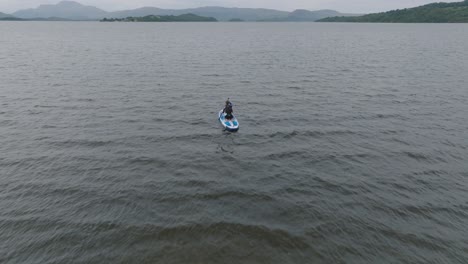 Kamerafahrt-Einer-Jungen-Frau,-Die-Am-Loch-Lomond-Paddelt