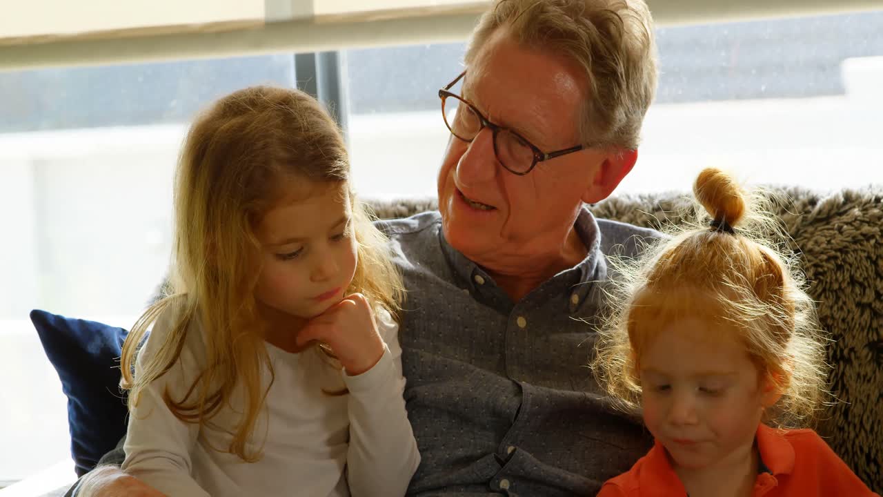 집 에서 손자 들 과 상호 작용 하는 활동적 인 할아버지 4k
