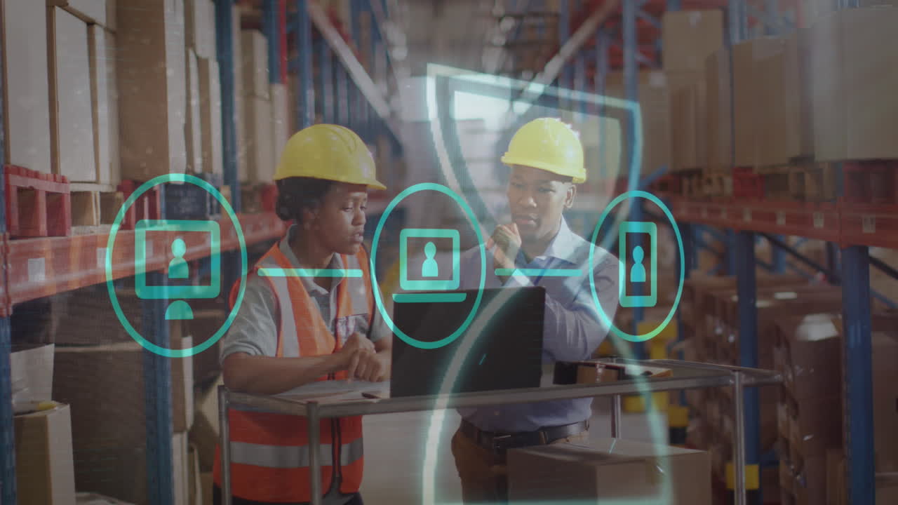 창고에서 일하는 다양한 사람들 위에서 아이콘과 데이터 처리의 애니메이션