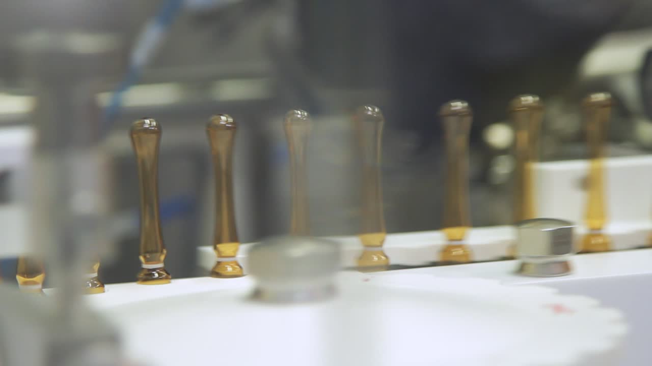 línea de producción farmacéutica en una fábrica farmacéutica. línea de fabricación de medicamentos