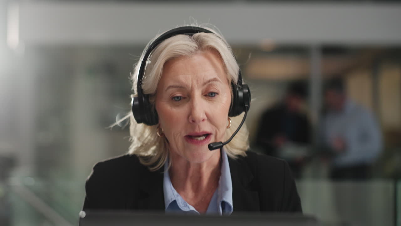 mujer de negocios en el centro de llamadas