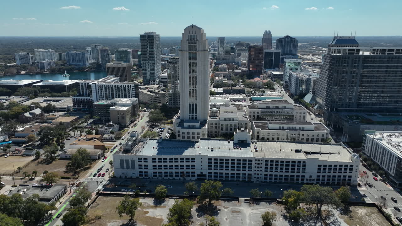 Uma ampla vista de drone revela o edifício do Escritório do Secretário dos Tribunais do Condado de Orange, situado entre modernos arranha-céus no centro de Orlando