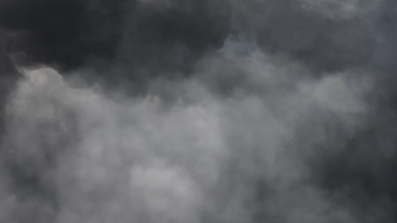 어두운 하늘에서 번개