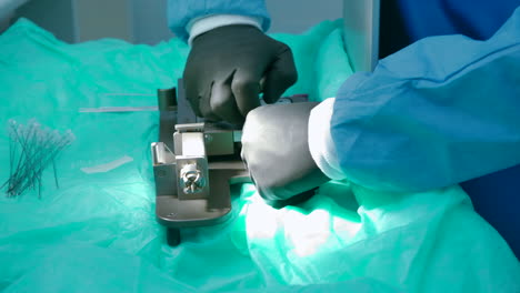 procedimiento médico con equipo