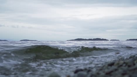 Pequeñas-Olas-Rodando-En-La-Playa-Con-Una-Vista-Increíble-En-Un-Día-Nublado-En-La-Costa-De-Tofino