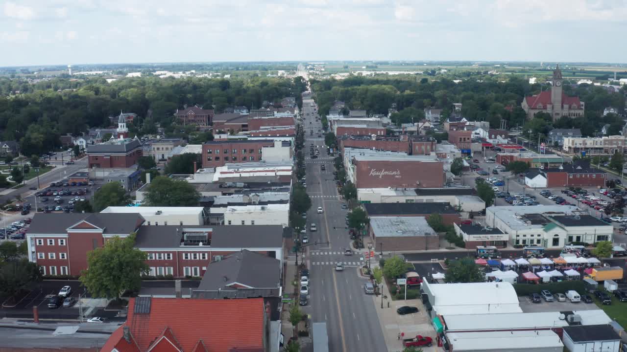 bowling green, video de drones del horizonte del centro de ohio avanzando