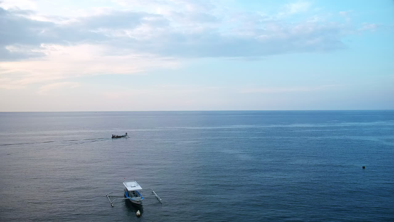 수평선 너머로 보이는 작은 보트 드라이브