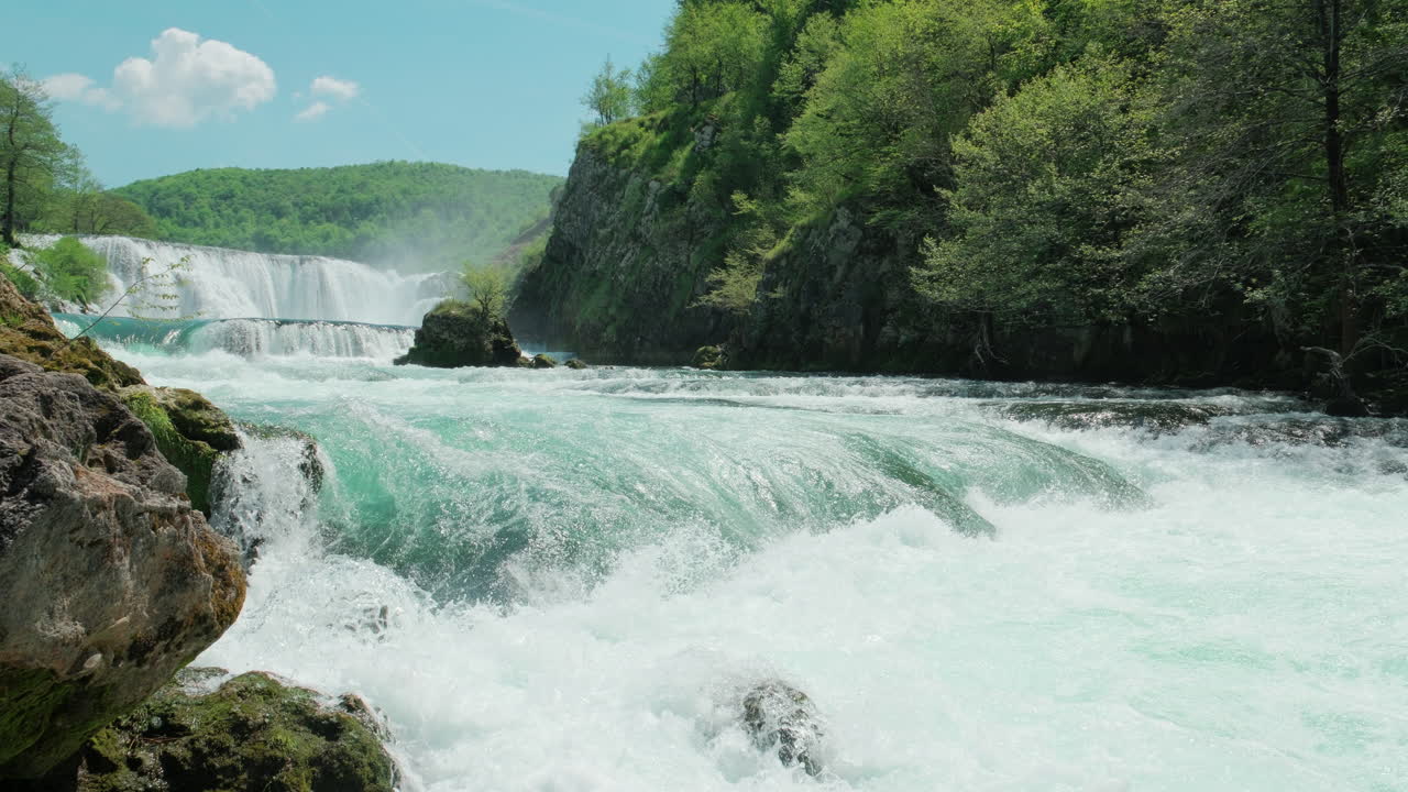 una cascada de un río salvaje puro ubicado en un bosque tropical verde