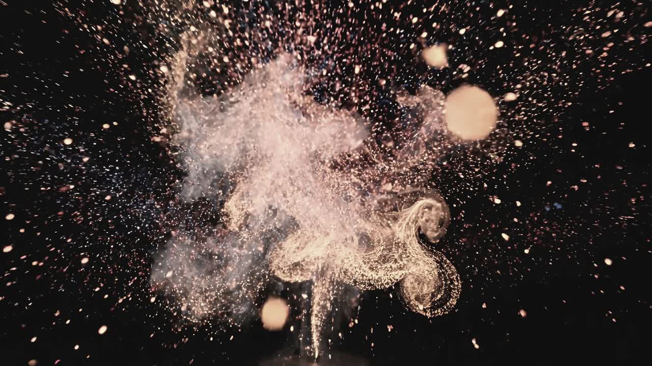 Esplosione astratta di particelle luminose e fumo su sfondo nero