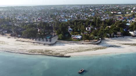 vista de drones en la aldea de nungwi en el norte de la isla de zanzíbar en tanzania, áfrica