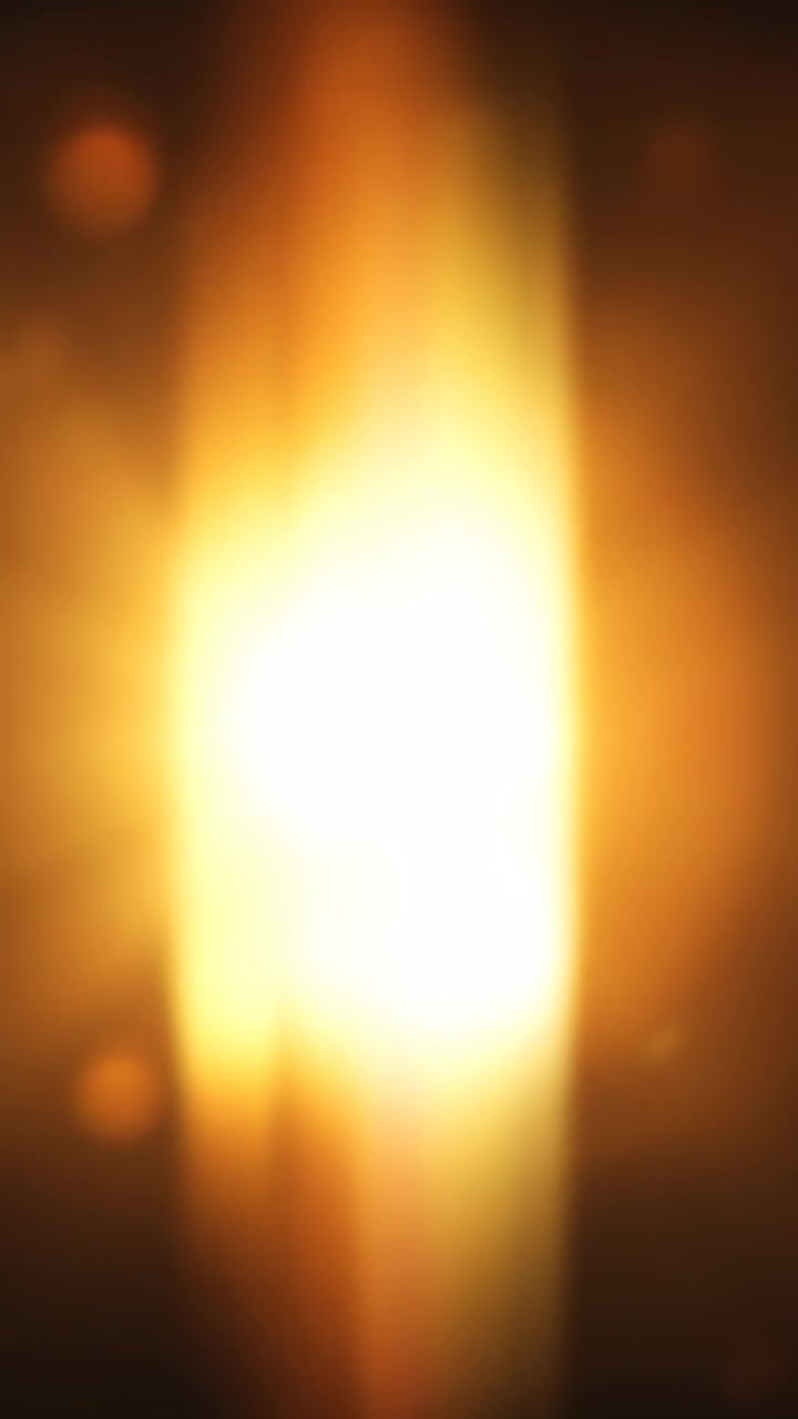 Fughe di luce dorate astratte e bagliori dell'obiettivo su sfondo nero