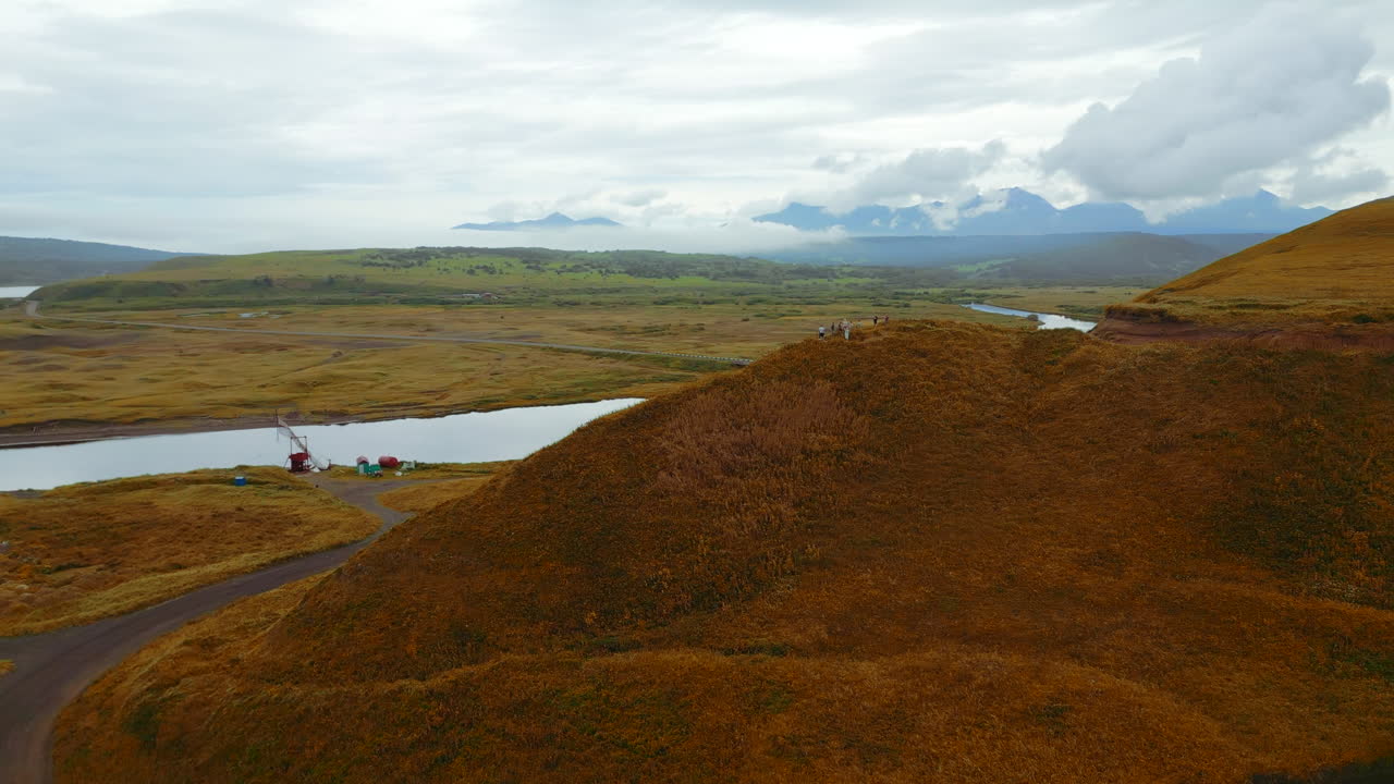 강 과 다리 가 있는 산악 풍경 의 공중 사진