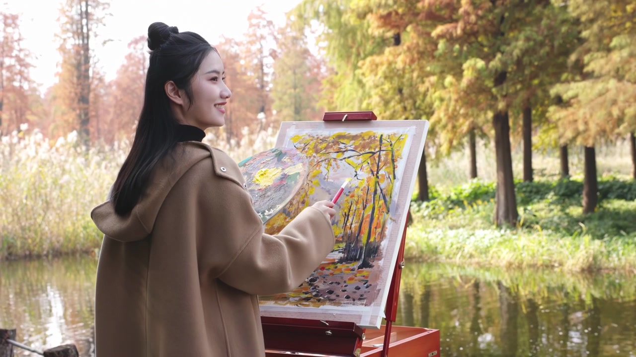 アート趣味で絆を深めるため、屋外で絵を描く創造的な女性アーティスト。キャンバス、絵筆、イーゼル、絵の具のパレット、描画用スパチュラを使い、公園で創造的なアート作品やインスピレーションを表現している。