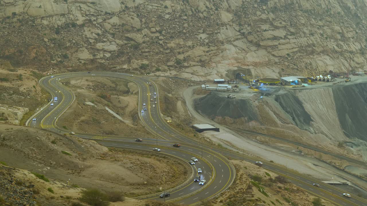 사우디 아라비아의 타이프 지역 알 하다의 지그 자그 도로를 따라 이동하는 교통의 모습