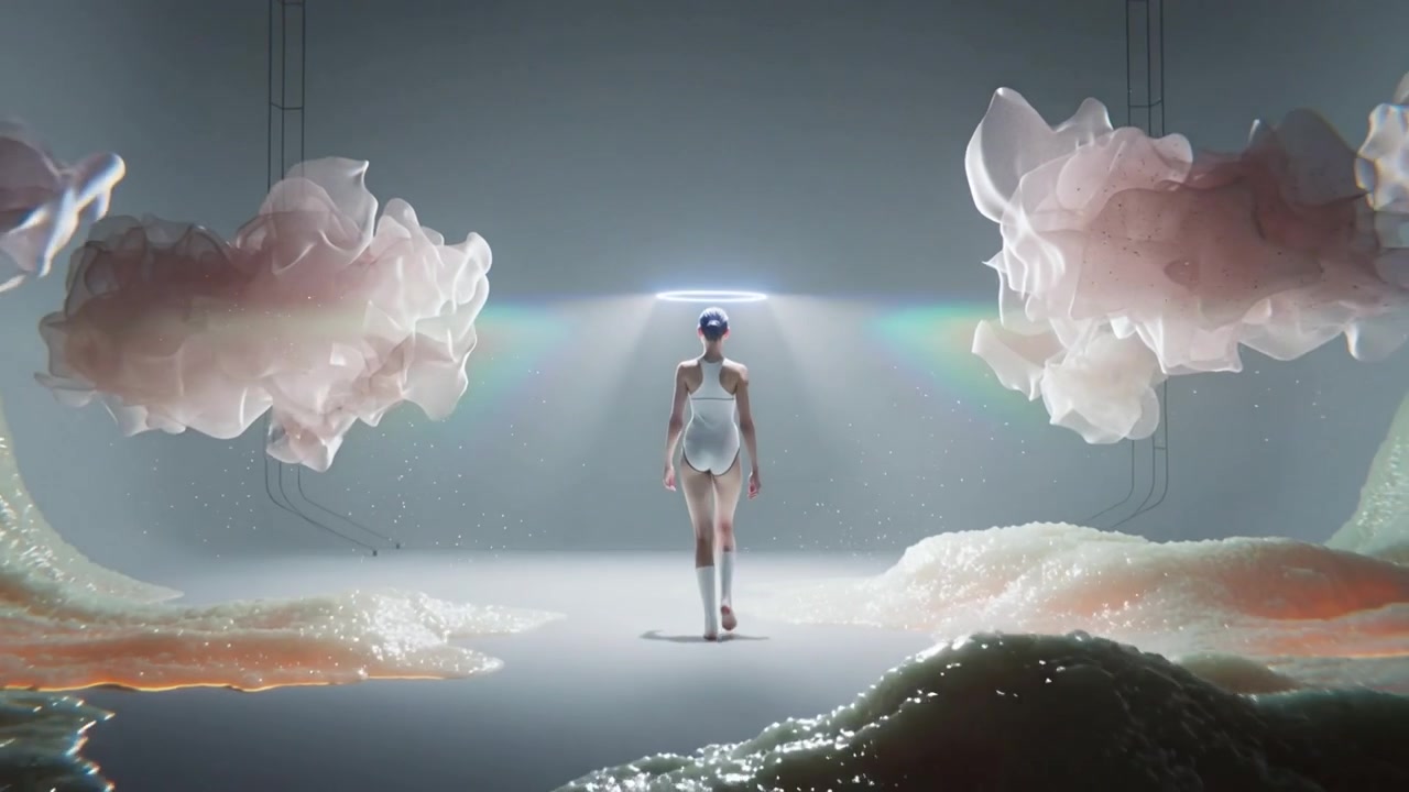 Donna che cammina, reagendo alla luce dell'alone, muovendosi verso il palco tra nuvole fluttuanti, in body bianco.
