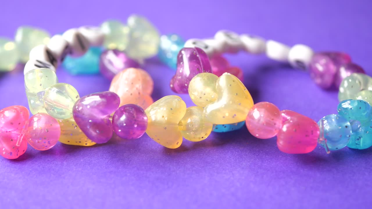 pulseras de cuentas de corazón coloridas