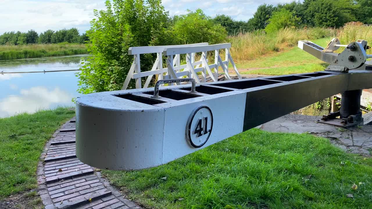 día de verano caluroso en el canal kennet y avon en devizes inglaterra, tiempo soleado con cielo azul, nubes blancas y naturaleza verde, tiro de 4k