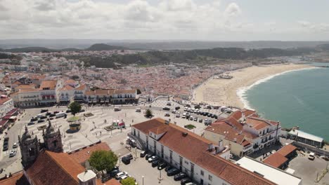 sítio da nazaré con vistas a la increíble playa y ciudad turística, portugal