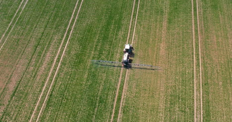 Traktor-Sprüht-Pestizide-Auf-Pflanzen-Im-Landwirtschaftsfeld-2