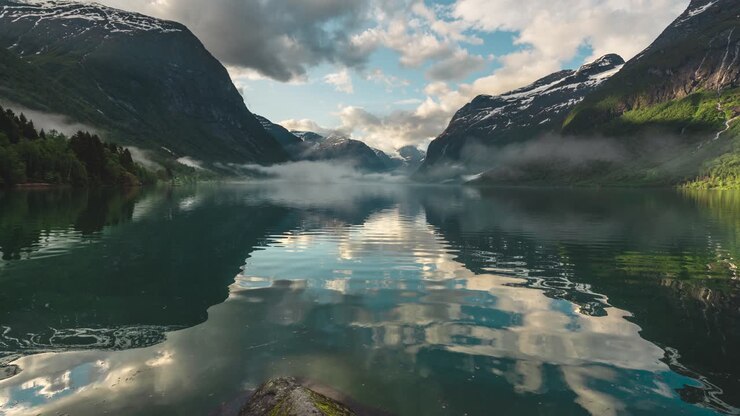 Una nebbia mistica scivola su un favoloso lago di Lovatnet in Norvegia