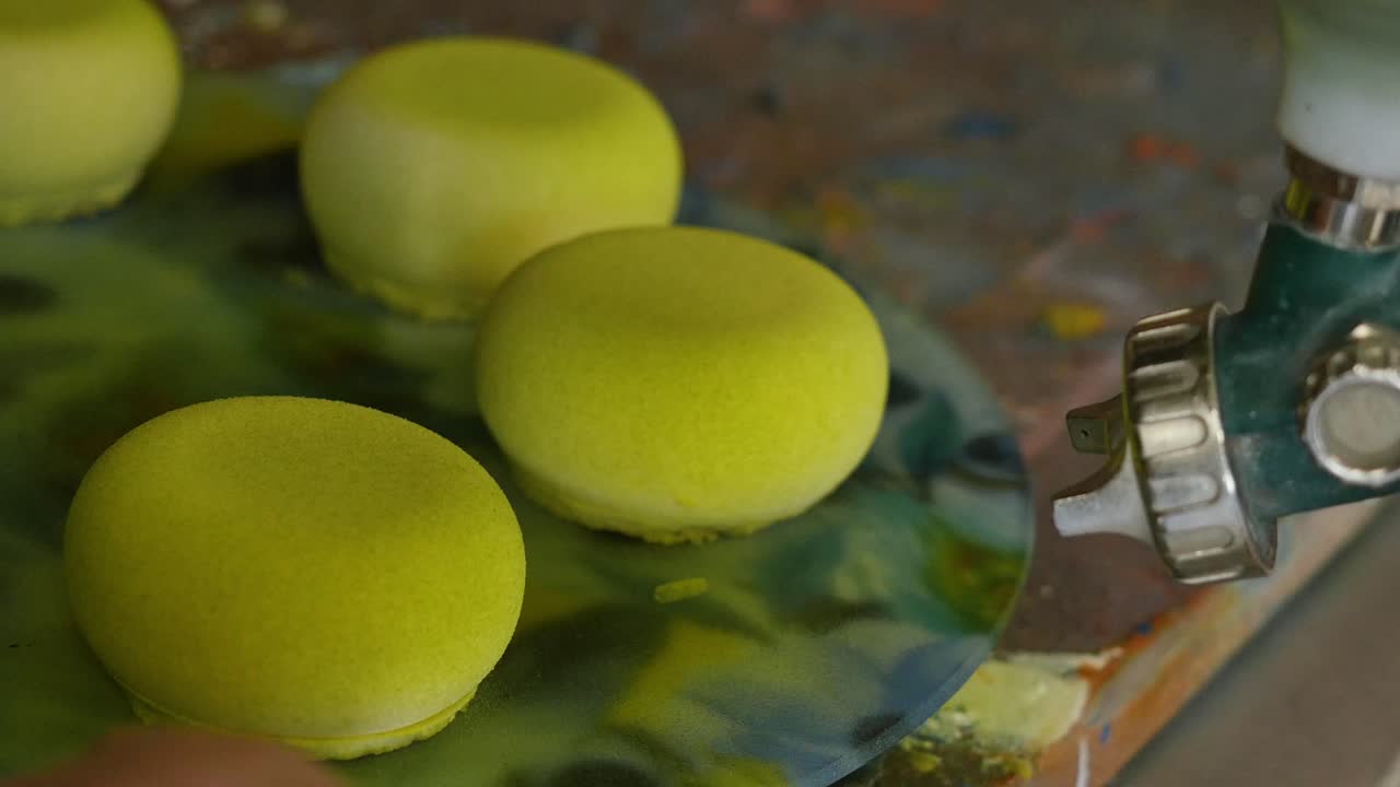 장식용 녹색 무스 케이크를 만드는 것